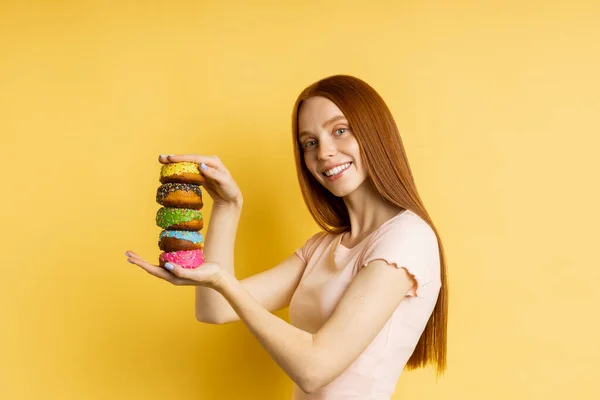 黄底甜甜圈的年轻漂亮女人 — 图库照片