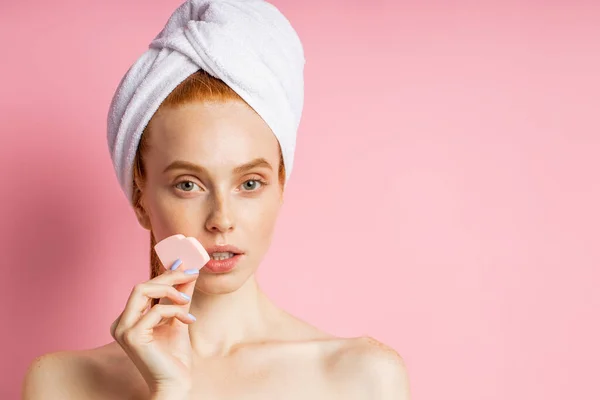Potret wanita cantik dengan bahu telanjang terisolasi di latar belakang merah muda — Stok Foto