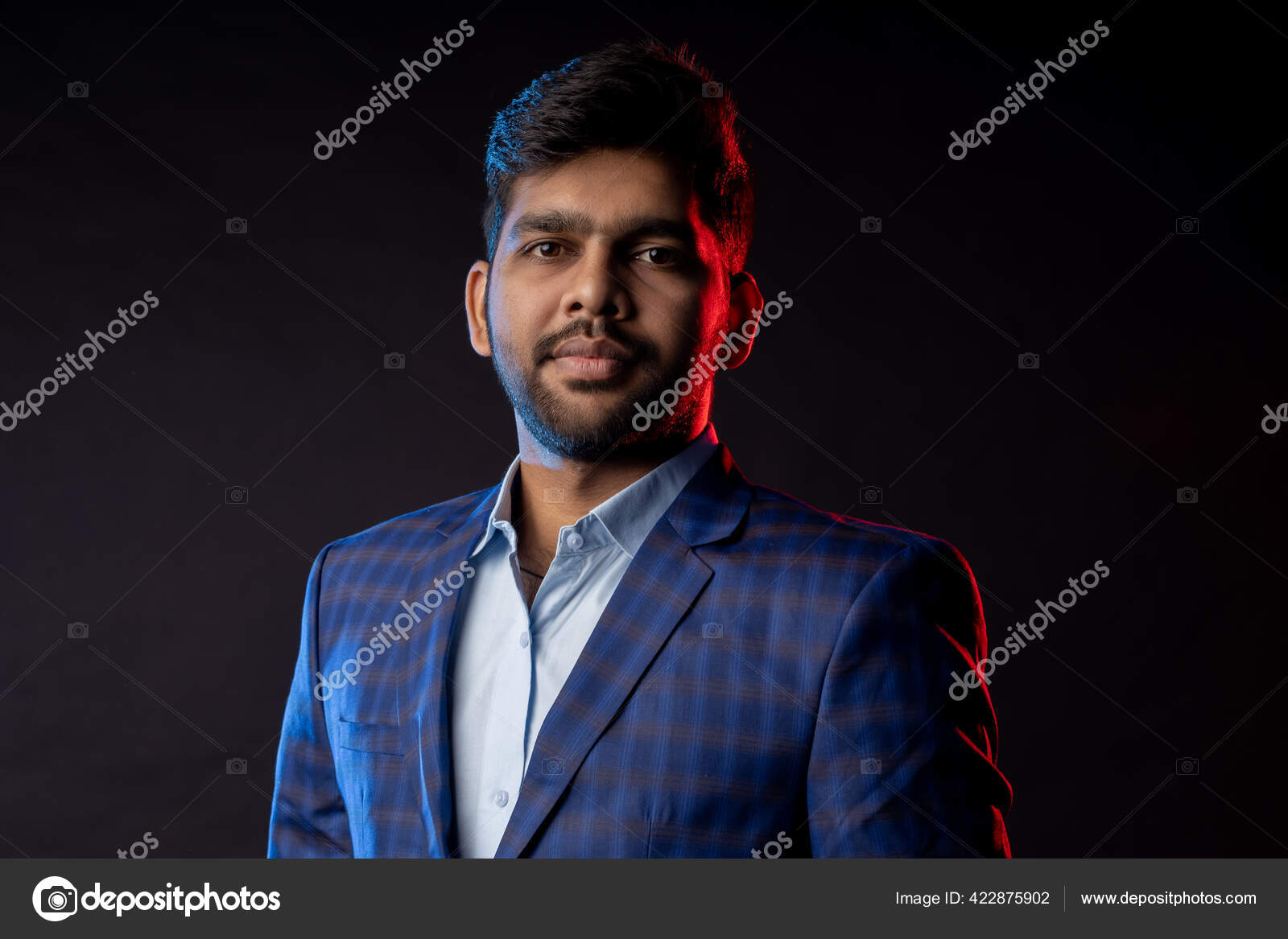 Cara alegre jovem posando em uma pose grátis