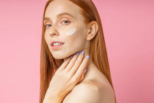 Primer Plano Retrato Belleza Mujer Joven Con Crema Mejilla Atractiva — Foto de Stock