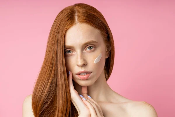 Mulher Bonita Com Pele Limpa Perfeita Retrato Beleza Modelo Ruiva — Fotografia de Stock