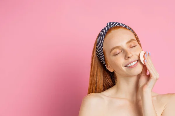 Wanita cantik dengan spons kosmetik — Stok Foto