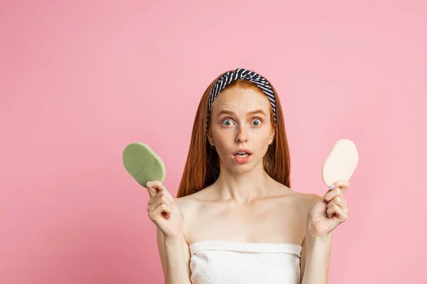 Imagem de mulher ruiva bonita com esponja corporal — Fotografia de Stock