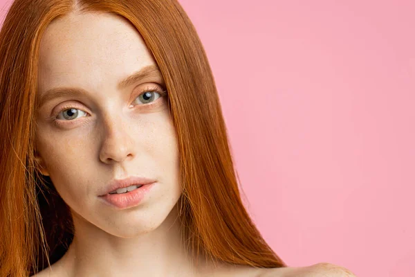 Beautiful spa woman with perfect fresh freckled skin — Stock Photo, Image