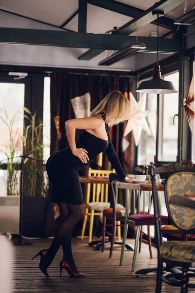 Mujer Rubia Para Lado Apoyada Una Mesa Restaurante Cafetería Con — Foto de Stock