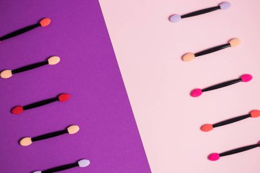 Fotokopi alanı olan parlak pembe iki ton arka planda renkli göz farı uygulayıcıları. Kozmetik, güzellik, gençlik, bakım, profesyonel makyaj sanatçısı konsepti