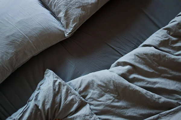 Πάνω Όψη Τσαλακωμένο Κρεβάτι Πρωί Μετά Τον Ύπνο Γκρι Βαμβακερό — Φωτογραφία Αρχείου