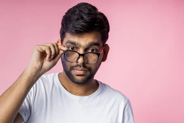 Schöner Smarter Indischer Typ Student Weißem Shirt Lächelnd Die Kamera Stockbild