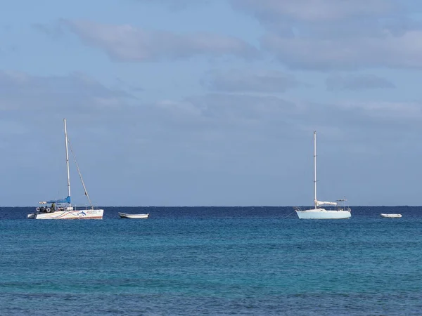 Iates brancos nas águas do Oceano Atlântico na ilha de Sal em Cabo Verde — Fotografia de Stock