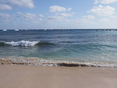 Sahildeki dalgalar ve Atlantik Okyanusu 'ndaki tekneler Sal Adası, Cape Verde