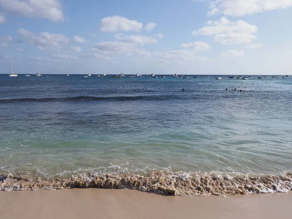 Shore at beach and boats on Atlantic Ocean at Sal island, Cape Verde — Foto Stock