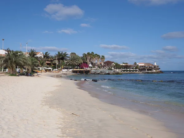 Egzotyczna plaża i palmy na Oceanie Atlantyckim na wyspie Sal, Wyspy Zielonego Przylądka — Zdjęcie stockowe