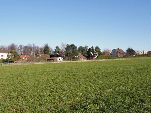 Groene velden en huizen in Bielsko-Biala stad, Polen — Stockfoto