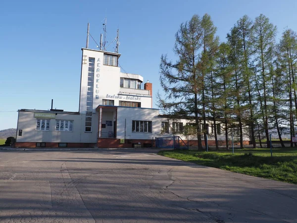 Fachada do edifício aeroclub na cidade de Bielsko-Biala, na Polônia — Fotografia de Stock