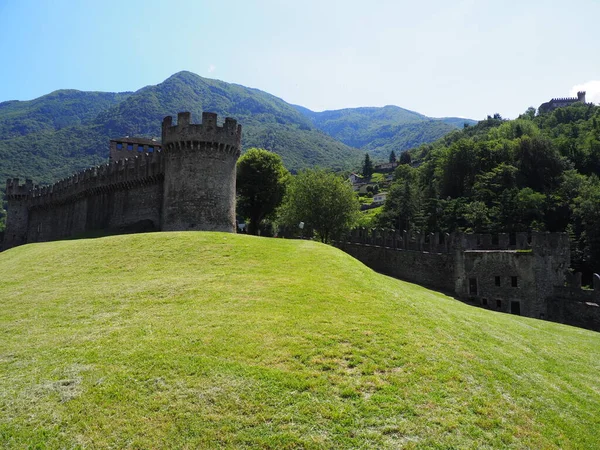 Opevnění Travnaté Pole Montebellova Hradu Evropském Městě Bellinzona Švýcarsku Hlavní — Stock fotografie