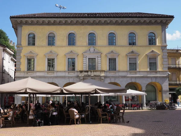 Historisches Gebäude und Sitzgelegenheiten in der Stadt Bellinzona, Schweiz — Stockfoto