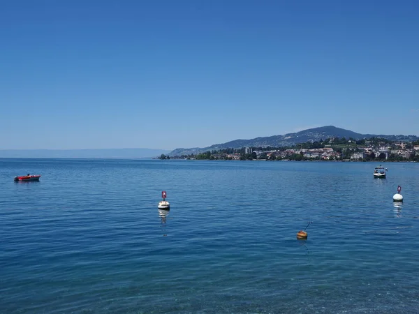 Barcos no Lago de Genebra e Montreux cidade na Suíça — Fotografia de Stock