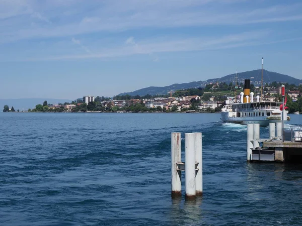 Barco a vapor navega na cidade europeia Montreux na Suíça — Fotografia de Stock