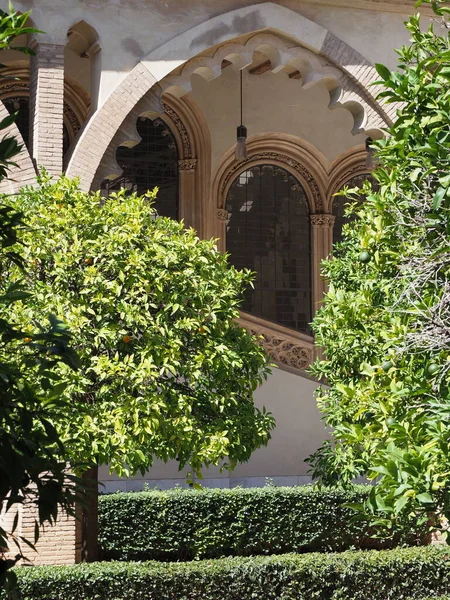 Romantisk slottsgård i Saragossa stad i Spanien - vertikal — Stockfoto
