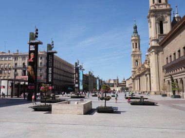 İspanya 'nın Saragossa kentindeki Plaza del Pilar Meydanı' na bakın.