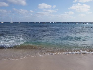 Atlantik Okyanusu 'ndaki kumlu sahilde Afrika Santa Maria kasabasında Sal Adası, Cape Verde' de açık mavi gökyüzü 2019 'da güneşli bir bahar günü Mart ayında..