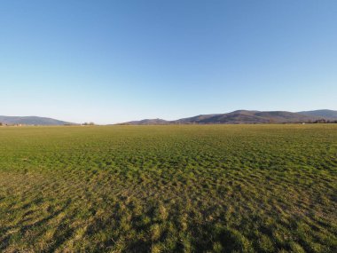 Polonya 'nın Bielsko-Biala kentindeki spor havaalanından görülen Silesian Beskid Dağları manzarası, Nisan' ın 2020 'de güneşli bahar gününde açık mavi gökyüzü.