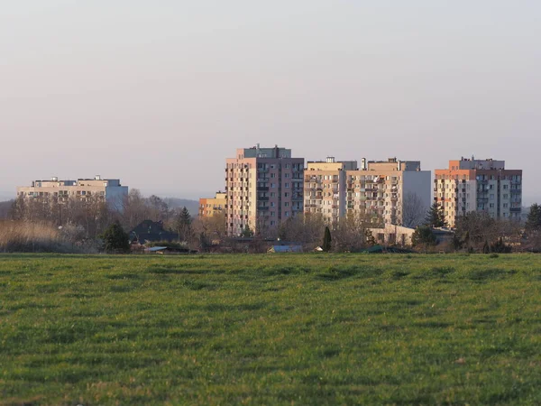 Grüne Wiese und Wohnblöcke in der Stadt Bielsko-Biala, Polen — Stockfoto