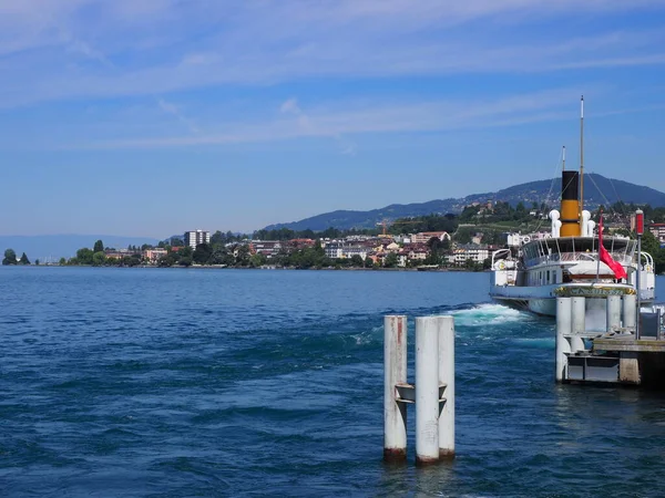 Barco a vapor navega no Lago Leman na cidade de Montreux, na Suíça — Fotografia de Stock