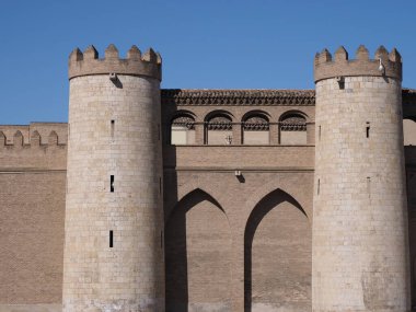 İspanya 'nın Avrupa Saragossa şehrinde saray kuleleri olan duvarlar