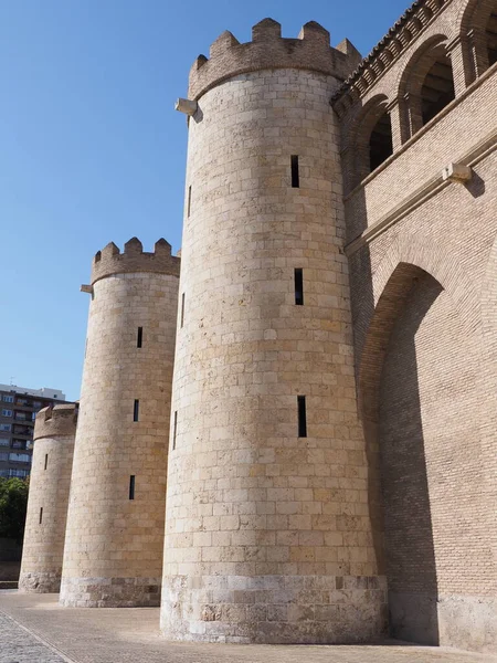 스페인의 사라고사 시에 있는 거대 한 궁전 - 수직으로 서 있는 모습 — 스톡 사진