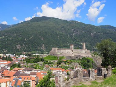 İsviçre 'deki Castel Grande ve Bellinzona şehri