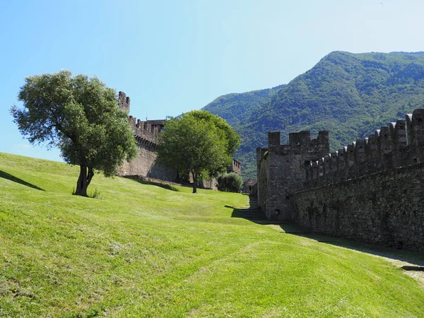 Walls Grassy Field Montebello Castle European Bellinzona City Switzerland Capital — Foto de Stock
