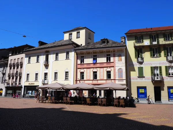 Bellinzona Zwitserland Juli 2017 Historische Kleurrijke Huizen Zitplaatsen Europese Stad — Stockfoto