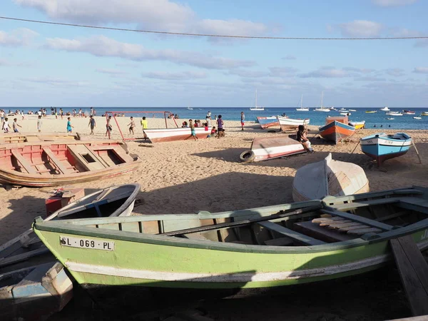 Barche da pesca sulla spiaggia sabbiosa dell'isola di Sal a Capo Verde — Foto Stock