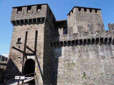 İsviçre 'nin Bellinzona şehrindeki Montebello şatosunun Bascule köprüsü