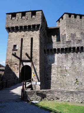 Ortaçağ şatosunun Bascule köprüsü, Bellinzona şehri, İsviçre - dikey