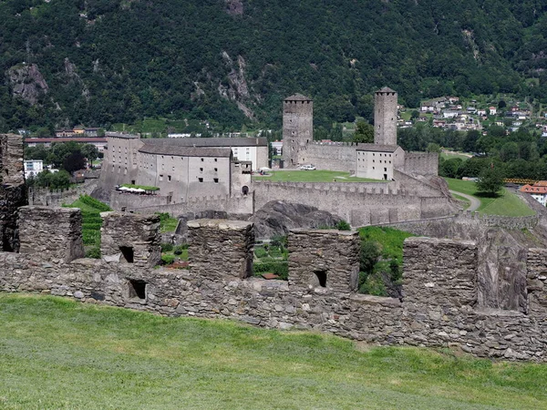 Murallas y castillo grande en la ciudad de Bellinzona en Suiza — Foto de Stock