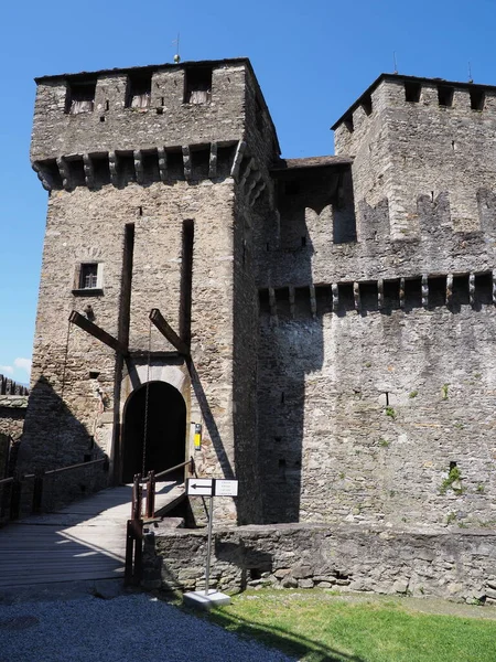 Ponte Bascule do castelo medieval, cidade de Bellinzona, Suíça - vertical — Fotografia de Stock