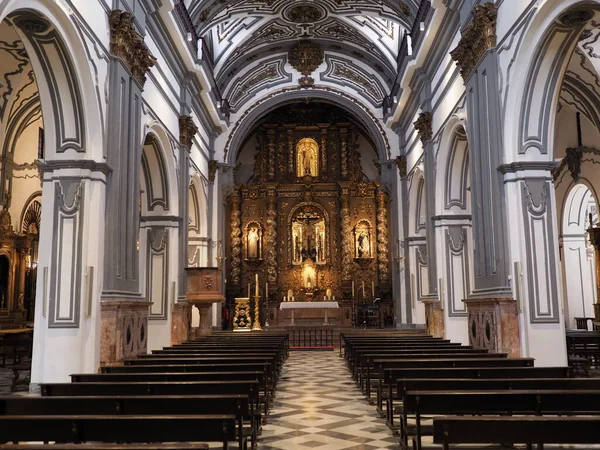Interior histórico de la iglesia de San Juan Bautista en España —  Fotos de Stock