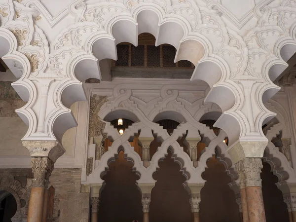 Arcs médiévaux de palais dans la ville de Saragosse en Espagne — Photo
