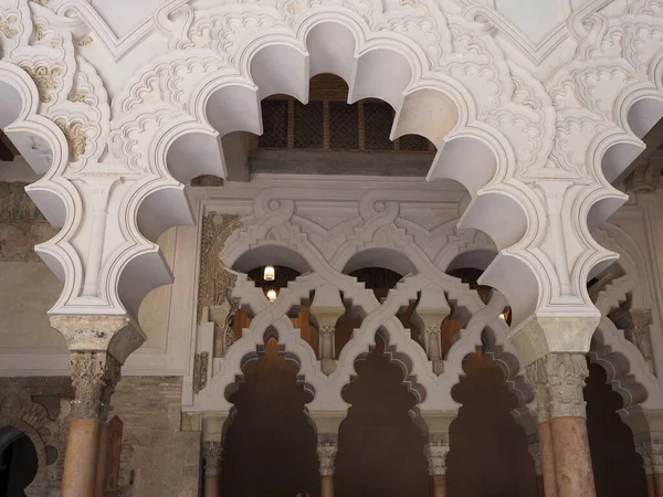 Arcos medievais do palácio na cidade de Saragossa, na Espanha — Fotografia de Stock