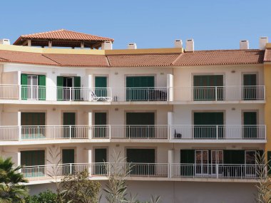 Cape Verde 'deki Afrika Sal Adası' nda 2019 'da güneşli bir bahar gününde açık mavi gökyüzü olan karmaşık binalar cephesi..