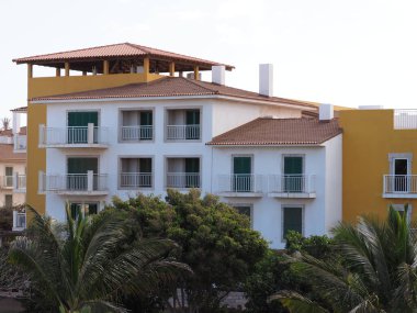 Cape Verde 'deki Afrika Sal Adası' nda 2019 'da güneşli bir bahar gününde açık mavi gökyüzü olan binalar..