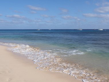 Atlantik Okyanusu 'ndaki kumlu sahilde Afrika Santa Maria kasabasında Sal Adası, Cape Verde' de açık mavi gökyüzü 2019 'da güneşli bir bahar günü Mart ayında..