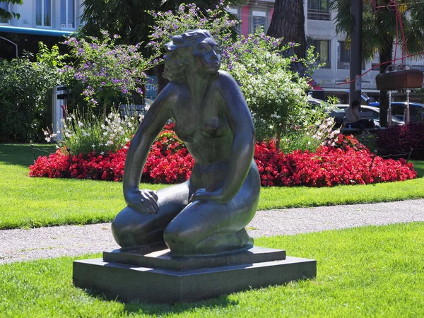 Escultura en el parque de la ciudad de Montreux en Suiza — Foto de Stock