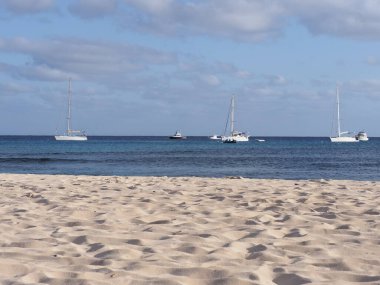 Atlantik Okyanusu 'ndaki yatlar Cape Verde' deki Afrika Sal Adası 'ndaki manzaralar, ufuk çizgisi ve açık mavi gökyüzü 2019' da güneşli bir yaz günü Mart ayında..