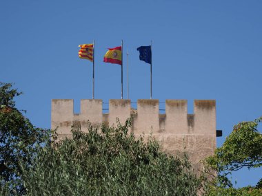İspanya 'nın Aragon ilçesindeki Avrupa Saragossa kentindeki kulede Katalonya, İspanya ve AB bayrakları, 2019 yılında açık mavi gökyüzü güneşli yaz günü, Eylül