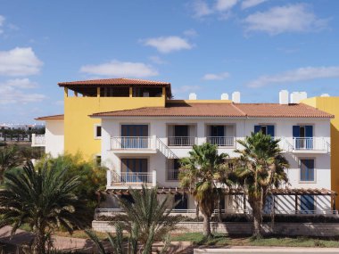 Cape Verde 'deki Afrika Sal Adası' nda 2019 'da güneşli bir bahar gününde berrak mavi gökyüzü olan bir ev..