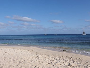 Atlantik Okyanusu 'ndaki sahil ve yatlar Afrika Santa Maria kasabasında Cape Verde' deki Sal Adası 'nda, açık mavi gökyüzü 2019' da güneşli bir bahar günü Mart ayında..