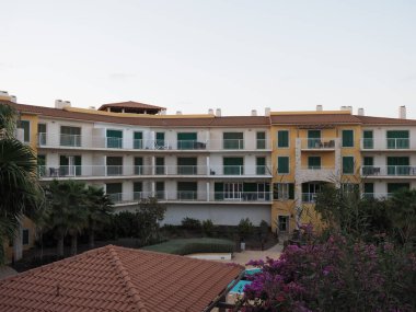 Cape Verde 'deki Afrika adasındaki binalar ve egzotik ağaçlar 2019' da açık mavi gökyüzü nisan ayında güneşli bahar günüdür..